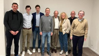 Bild: Nicola Marquard/exb 
Die neuen Beiratsmitglieder (von links): Pius Eichlinger, Moritz Steger, Sebastian Wagner, Norbert Henn, Wolfgang Hottner, Christl Lindner, Helmut Weigl und Christian Hantke.