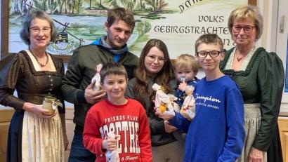 Archivbild: Niebauer/exb
Die Spendenübergabe erfolgte durch Lisa Wilhelm (rechts) und Gerlinde Ott (links) an die Familie Steidl.