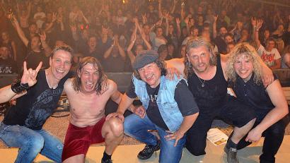 Bild: exb
„AC/DX is coming home“: Wolfgang „Wolle” Eckstein, Volkmar „Volki“ Severin, Massimo „Massi“ Leone, Dieter „Dieda“ Zug und Mathias „Lemmy“ Kiener (v. l.) feiern am 6. April im „Salute“ das 20-jährige Bandjubiläum. Bild: lst