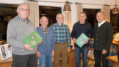 Bild: bsc
Die beiden ersten Exemplare der von Werner Härtl (rechts) verfassten Chronik erhielten Josef Schmid (links) vom Patenverein und Bürgermeister Oskar Schuster (Zweiter von rechts). Meinhard Rückerl (Zweiter von links) und der Leiter der Stubnmusi, Reinhard Schwarz (Dritter von links), dankten Werner Härtl für die Erstellung der Chronik.