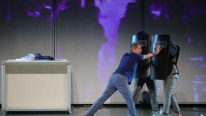 Bild: Wolfgang Steinbacher
Es geht um Widerstand im "Apokalypse Resistance Training" im Amberger Stadttheater. Davon erzählen die drei Schauspieler des Theaters Grüne Soße aus Frankfurt.