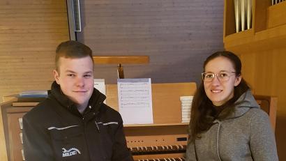 Bild: sche
Sie gaben bei einem Konzert in der Pfarrkirche St. Josef ihr Bestes, Organist Jonas Weiß und Elisabeth Donhauser (von links)