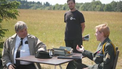 Bild: Ovigo-Theater
Marek Velebný (links) in einer Szene der "fingierten Grenzen" mit Finn Ebenschwanger. Im Hintergrund steht Regisseur Florian Wein.
