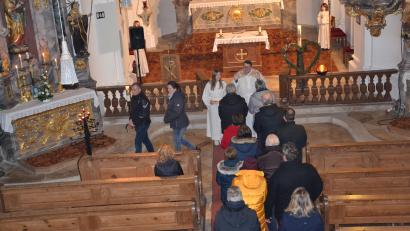 Bild: gi
Zahlreiche Paare lassen sich am Valentinstag von Pfarrer Udo Klösel in der Wieskirche segnen.