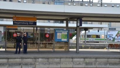 Symbolbild: Bundespolizei
Eine Polizeistreife steht am Hauptbahnhof Regensburg. Ein Mann lief am Dienstag quer über die Gleise.