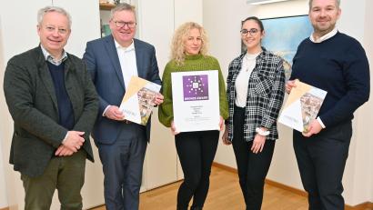 Bild: Susanne Schwab, Stadt Amberg/exb
Fabian Kern (von links), OB Michael Cerny, Heike Kober, Marina Birner und Florian Schläger freuen sich über die Auszeichnung.