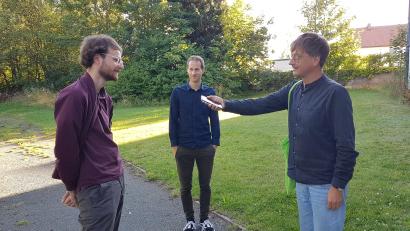 Bild: ck
Der Popbeauftragte des Bezirks Oberpfalz, Säm Wagner, (rechts) kommt zu Aufnahmen für seinen Podcast "Corona Tagebücher" nach Vohenstrauß und spricht mit den MiVoh-Akteuren Paul Hüttl (links) und Hannes Gilch (Mitte) über die aktuelle Situation von Musikern und Konzertveranstaltern.