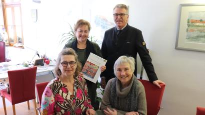 Bild: Stadt Tirschenreuth/exb
Isolde Guba von der Kommunalen Wohnberatungsstelle und Ute Böhm (sitzend, von links) berichteten „Leben-Plus“-Quartiersmanagerin Cornelia Stahl und Bürgermeister Franz Stahl (stehend, von links) vom Ehrenamt als Wohnberaterin.