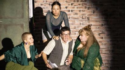 Bild: Ovigo-Theater/exb
Die Szenen sind im Kasten: Im Bild Florian Wein als Seymour (Mitte) mit den Straßen-Gören, gespielt von Paula Klepser, Lena Biegerl und Stephanie Meier (von links)