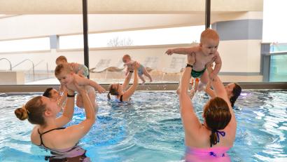 Bild: Florian Miedl/fph
Schon die Kleinsten haben beim Babyschwimmen Spaß im Alexbad.