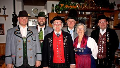 Bild: R. Kreuzer
Die Führungsriege (von links) Gauvorplattler Maximilian Wichmann, Gebietsvorplattler Andreas Stangl, Gebietsvorsitzender Wilhelm Binner, Gebietsschriftführer Wolfgang Gmeiner, Gebietsvortänzerin und -dirndlvertreterin Christa Binner sowie Gaumusikwart Tobias Lehner.