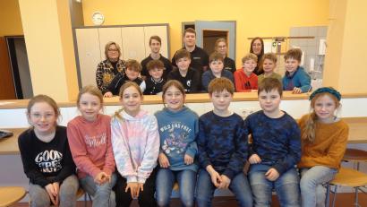 Bild: Annemarie Mösbauer/exb
Das Projekt hat den Kindern Spaß gemacht. Im Bild die kleinen Techniker mit Rektorin Christine Schneider, Ausbilder Sebastian Heining, den Azubis Michael Schmidbauer und Leni Bucher sowie Klassenlehrerin Lena Seitz (hinten von links).