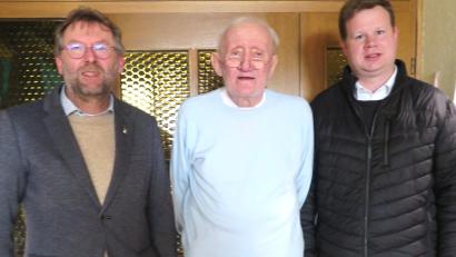 Bild: jzk
Stadtpfarrer Thomas Kraus (rechts) und Zweiter Bürgermeister Hermann Schraml (links) gratulierten Werner Deinlein zu seinem 80. Geburtstag.