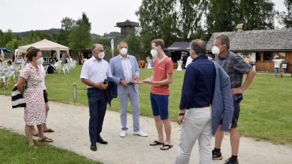 Bild: Dominik Schelter/exb
Hannes Gilch (Dritter von rechts), Vorsitzender der MiVoh, erläutert die Ziele seiner Organisation; von links: Daniela Wehner (ALE), Landrat Albert Nickl (NEW), Landrat Roland Grillmeier (TIR), Kurt Hillinger (ALE), Alfred Wolf (HeimatUnternehmen Bayern).