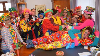 Bild: bö
Reiche Beute machen die Damen des Faschingskomitee im Rathaus bei Bürgermeister Peter Braun und seinem Stellvertreter Matthias Huger als Verstärkung. Aber geholfen hat es nichts. Die beiden müssen sich der Übermacht der närrischen Weiber beugen.