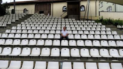 Bild: ubb
Nach wie vor gibt es auf der Theatertribüne Bärnau nur leere Ränge. Vorsitzender Rainer Schmidkonz hofft aber auf das Jahr 2022. Dann soll das verschobene Stück endlich aufgeführt werden.