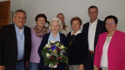 Bild: u
Einen großen Bahnhof bereiten Frauen Union und CSU der ehemaligen Kreisrätin Annemarie Reil anlässlich ihres 90. Geburtstags (von rechts): Zweite Bürgermeisterin Bärbel Birner, Bürgermeister Hermann Falk, Ex-Bezirkstagsvizepräsidentin Ingrid Kurz, FU-Ortsvorsitzende Michaela Meier, Annemarie Reil, FU-Ehrenortsvorsitzende Heidi Flierl und CSU-Ehrenkreis- und -ortsvorsitzender Werner Schulz.