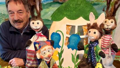 Bild: Hermanns Kasperletheater/exb
Puppenspieler Hermann, Kasperl und die Osterhasen freuen sich schon das es bald los geht.