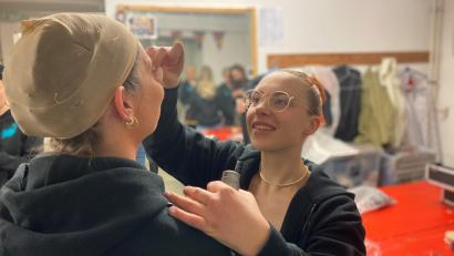 Bild: Maren Schönhofen
Alessa Förster macht das Make-up der Prinzengarde.