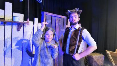 Bild: stg
Doris Hofmann und Johannes Aichinger stehen als Ox und Esel auf der Bühne und werden viermal im Online-Stream zu sehen sein.