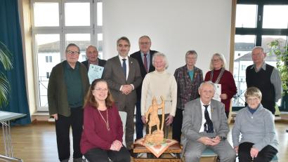 Bild: hcz
Die geehrten Mitglieder der Schlesischen Landsmannschaft. Links neben "Rübezahl" Monika Krug. Rechts Lothar Fischer. Hinten, stehend der Dritte von links: Bundesvorsitzender Stephan Rauhut.