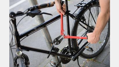 Bild: Andreas Gebert/dpa/Illustration
Ein Dieb machte sich an einem Fahrrad in Weiden zu schaffen.