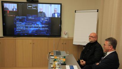 Bild: kro
Gebannt verfolgten Bürgermeister Franz Stahl und Architekt Peter Brückner den Livestream aus Berlin.