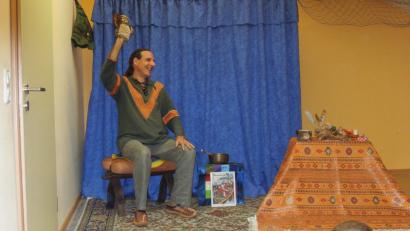 Bild: rpp
Oliver Machander erfreute die Kinder des Kinderhauses Pusteblume mit der Legende vom heiligen Nikolaus.
Die Handpuppe Eule stellte den Kontakt zu den Kindern her.