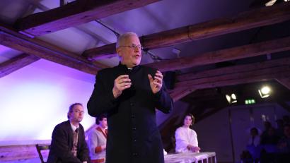 Archivbild: Tobias Schwarzmeier
Konnersreuth trifft auf die Traumfabrik Hollywood: Pfarrer Naber (Christian Höllerer, vorne) versucht, Regisseur Max Reinhardt (Uli Scherr), Assistentin Gusti (Claudia Lohmann) und Filmstar Lilian Gish (Doris Hofmann) vom „Mysterium Therese Neumann“ zu überzeugen. Dieses Bild ist von der Aufführung im März 2019 in Weiden.