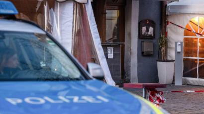 Archivbild: Armin Weigel/dpa
Vor einem Jahr starb ein Mann in einem Lokal in der Weidener Altstadt, weil er von einer Champagnerflasche getrunken hatte. In der Flasche war allerdings kein Alkohol, sondern flüssiges Ecstasy. In sehr hoher Dosis.