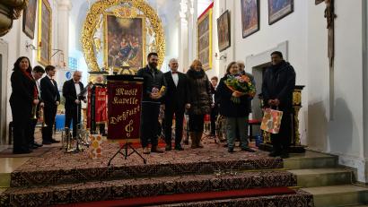 Bild: Michael Gradl/exb
Dank an die Beteiligten: Bürgermeister Sebastian Dippold, Werner Schreml, Leiter der Dießfurter Schloßbläser, VKKK-Vorsitzende Irmgard Scherübl und VKKK-Mitglied Anni Löw (vorne, von links).