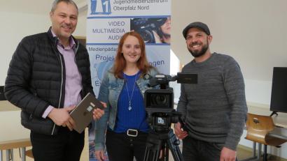 Bild: ubb
Kreisjugendringvorsitzender Jürgen Preisinger und T1-Leiter Philipp Reich (von links) verstanden sich sofort bestens mit der TV-Schauspielerin Christina Baumer. Sie ist jetzt auch Botschafterin des Jugendmedienzentrums in Tannenlohe.