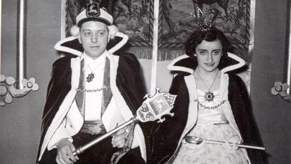 Bild: Archiv Schulz
Vor 70 Jahren regierten während der Faschingszeit Prinz Josef I. von der Hirschenau (Bäckermeister Josef Schneider) und Ihre Lieblichkeit Prinzessin Mariele (Rösch, die spätere Ehefrau) in der Kaolinstadt.
