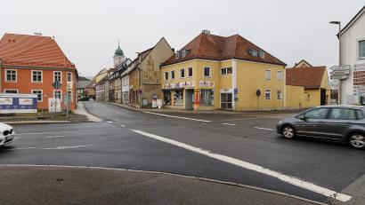 Bild: Hösamer
Die Haas-Kreuzung in Pfreimd wird ab dem Frühjahr Jahr umgebaut. Die Freifläche am Haas-Haus (links) soll im Herbst gestaltet werden. Parkplätze in dem Areal waren erneut Thema im Stadtrat.