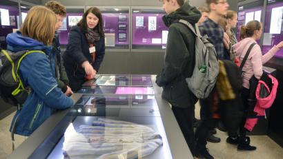 Archivbild: Gabi Schönberger
Eine Schulklasse besucht lange vor der Coronakrise die KZ-Gedenkstätte Flossenbürg.