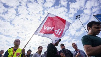 Bild: Frank Rumpenhorst/dpa
Die Gewerkschaft Verdi will mehrere Flughäfen in Deutschland am Freitag ganztägig lahmlegen.