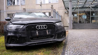 Bild: Sven Hoppe/dpa
Die Automatenknacker nutzten einen hochmotorisierten Audi RS6. Das sichergestellte Fluchtfahrzeug steht für eine Pressekonferenz vor dem bayerischen Landeskriminalamt in München.