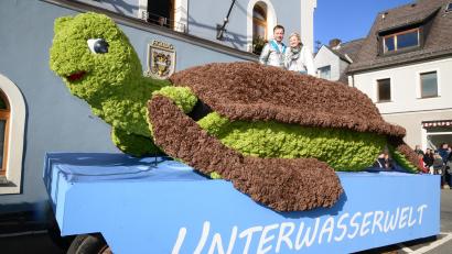 Archivbild: bey
Von einer riesigen Schildkröte herab grüßte im Jahr 2017 das Prinzenpaar Christoph I. und Claudia II. die Gäste.