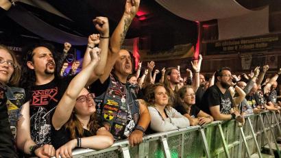 Bild: tok
In Little-Wacken geht beim Strom-Crusher-Festival die Post ab. Die Heavy-Metal-Fans feiern ihre Bands, Headbangen was das Zeug hält und feiern.