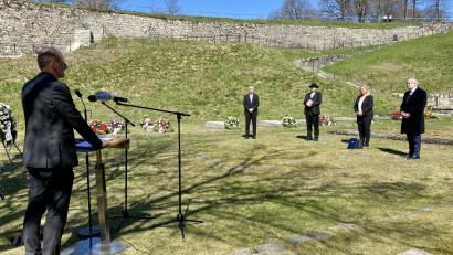 Bild: Eichl
Einsam stehen die fünf Teilnehmer im Tal des Todes; pandemiebedingt findet die Gedenkfeier zum 76. Jahrestag der Befreiung erneut unter Ausschluss der Öffentlichkeit statt: Gedenkstättenleiter Jörg Skriebeleit (am Pult), Bürgermeister Thomas Meiler, Dekan Karlhermann Schötz, Bauministerin Kerstin Schreyer, MdL Karl Freller (von links).
