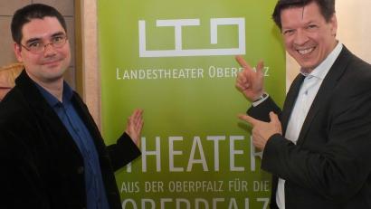Archivbild: hamo.nab@t-online.de hamo.nab@t-online.de
So fing es für Till Rickelt (links) 2014 an. Damals wurde er mit dem neuen Geschäftsführer Frank Kasch als künstlerischer Leiter des Landestheaters Oberpfalz vorgestellt. Nun verlässt Rickelt die Oberpfalz wieder..