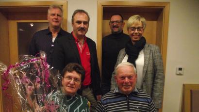 Bild: ror
Resi und Hans Gösl (sitzend) sind die neuen Ehrenmitglieder beim „Bergg´moi Theater Muglhof. Die Ehrenurkunden überreichten die beiden Vorsitzenden Franz Voith und Reinhard Greiner (stehend in der Mitte). Es gratulierten die Stadträte Heiner Vierling (links) und Sabine Zeidler (rechts)