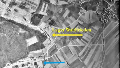 Bild: Luftbild KZ-Gedenkstätte Flossenbürg/US-Army 1945
Die Luftaufnahme der US-Armee zeigt das inzwischen abgerissene Lager Waldrieden und die Fabrik zur Gewinnung von Flusssäure (blauer Pfeil). Rechts oben am Bildrand der Ort Stulln.