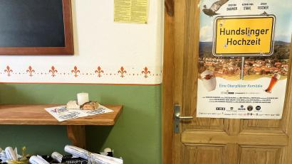 Bild: stg
Das Filmplakat für die "Hundslinger Hochzeit" ist schon fertig, im Juli 2023 will Christina Baumer die Oberpfälzer Heimatkomödie drehen