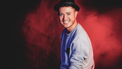 Bild: Wiebke Wollner, bildraumwest/exb
Hut, Lederhose, Tattoos und bunte Chucks: Max Weidner lebt den modernen Schlager.