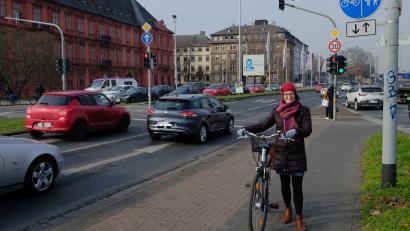 Bild: Elisabeth Saller/exb
Elisabeth Saller arbeitete in Weiden und lebt jetzt in Mainz. Nicht nur dort hat sie Erfahrungen mit einer Reduzierung der Höchstgeschwindigkeit auf 30 km/h auf Hauptverkehrsachsen wie der Rheinallee vor dem Kurfürstliche Schloss gemacht.