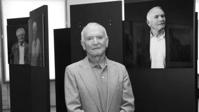 Archivbild: Ingrid Popp
„In uns der Ort“ nannte Renate Niebler ihre Ausstellung mit Portraits von Überlebenden, die im Jahr 2011 in der KZ Gedenkstätte Flossenbürg zu sehen war. Damals entstand auch die Aufnahme von Jack Terry.