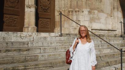 Bild: gib
Hilde Artmeier steht vor der Regensburger Dom. Die Autorin lässt ihre Krimis vor der Kulisse der Donaustadt spielen. Im Dom wird in ihrem neuesten Roman „Stille Donau“ ein toter Journalist gefunden.