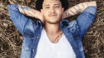 Bild: Enes Kucevic/exb
Max Weidner ist mit seiner neuen Single "Schau ma moi" auf Platz 1 bei "BR Schlager".