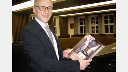 Bild: pz
Bürgermeister Bernd Sommer strahlt: Ein Blick in den Rathaussaal ziert die Titelseite der Dezember-Ausgabe des renommierten Architektur-Fachmagazins AIT.